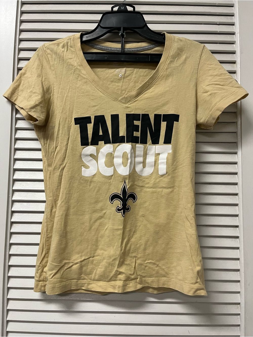 NFL MEDIUM Talent Scout Graphic V-Neck Tee in Light Gold